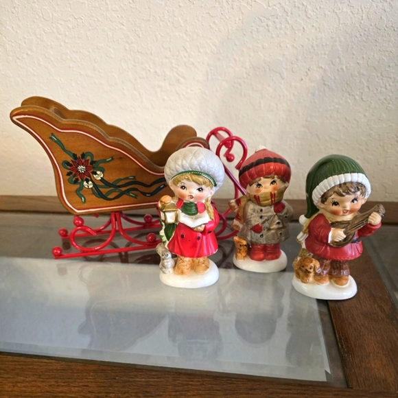 Vintage 1950's Napcoware Christmas caroling trio with hand painted sleigh. - Picture 1 of 15